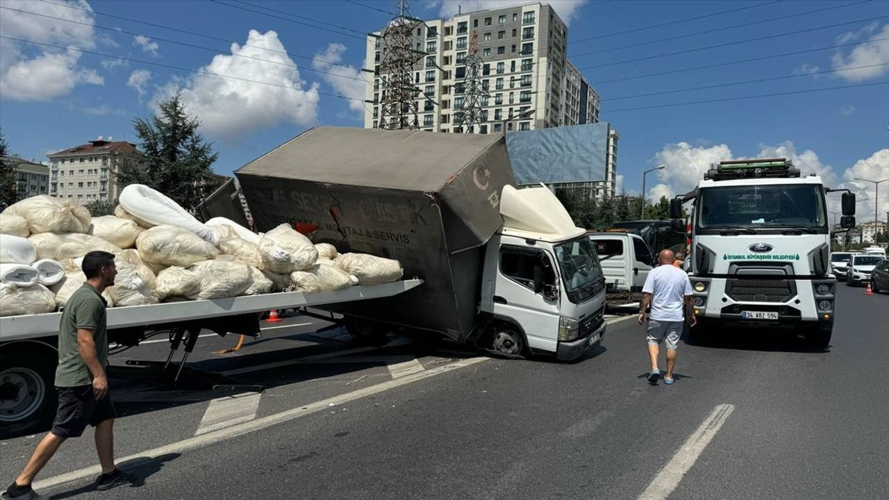 TEM Otoyolu'nda Tekstil Yüklü Kamyonetin Devrilmesiyle Trafik Çilesi