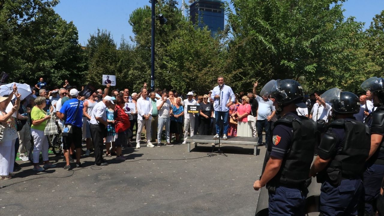 Tiran'da Belediye Başkanı Veliaj'a İstifa Çağrıları Devam Ediyor