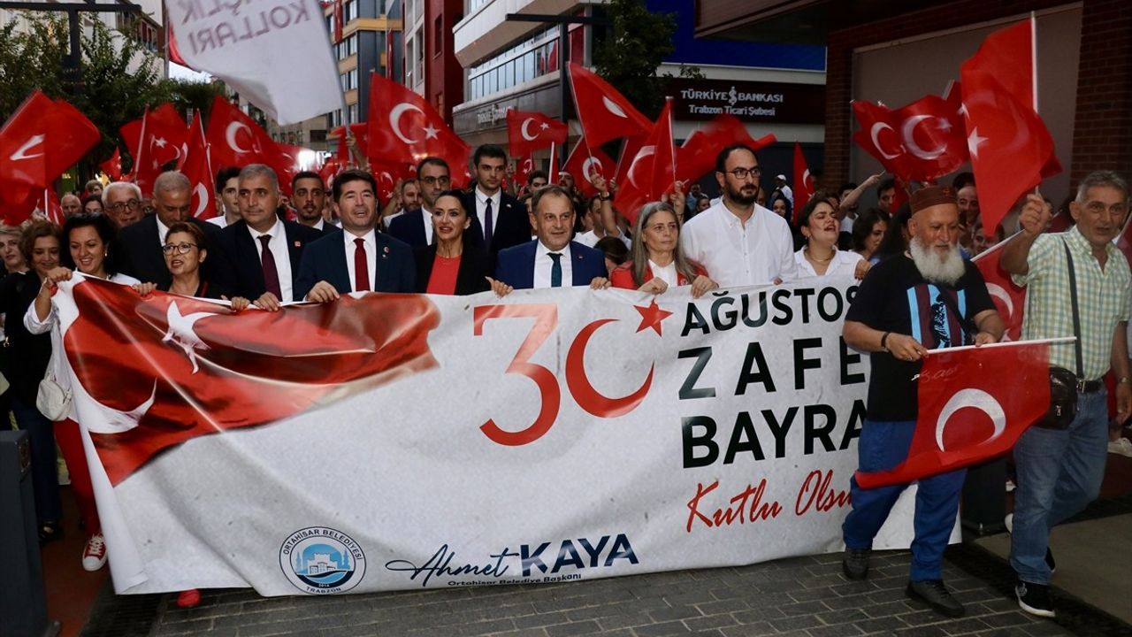 Trabzon ve Giresun'da Zafer Bayramı Coşkusu: Fener Alayı Etkinlikleri