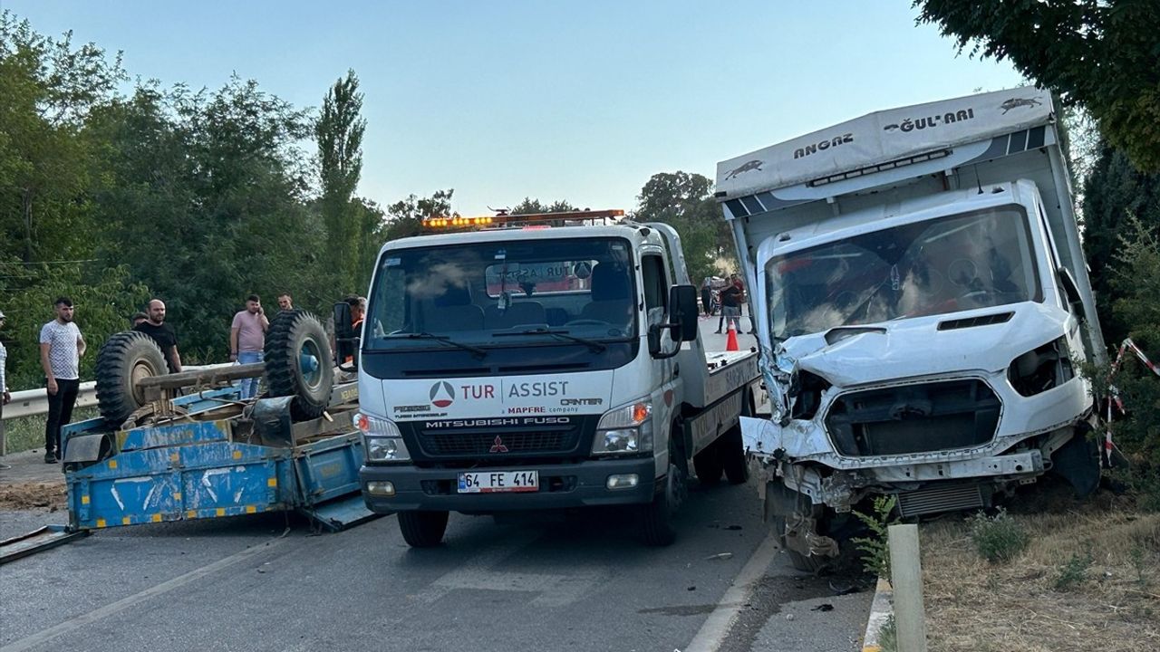 Uşak'ta Traktör ve Kamyonet Çarpışması: 1 Kayıp