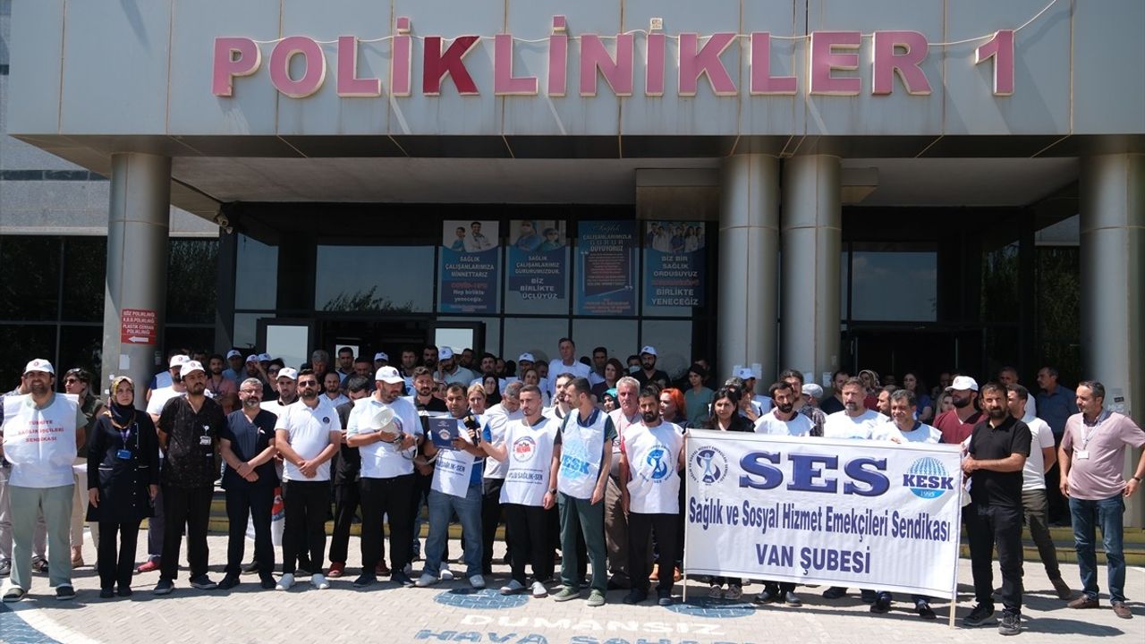 Van'da Sağlık Çalışanına Şiddet Protesto Edildi