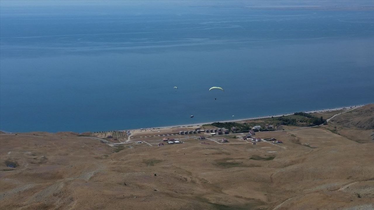 Van'da Yamaç Paraşütü Yarışması Heyecanı Başladı