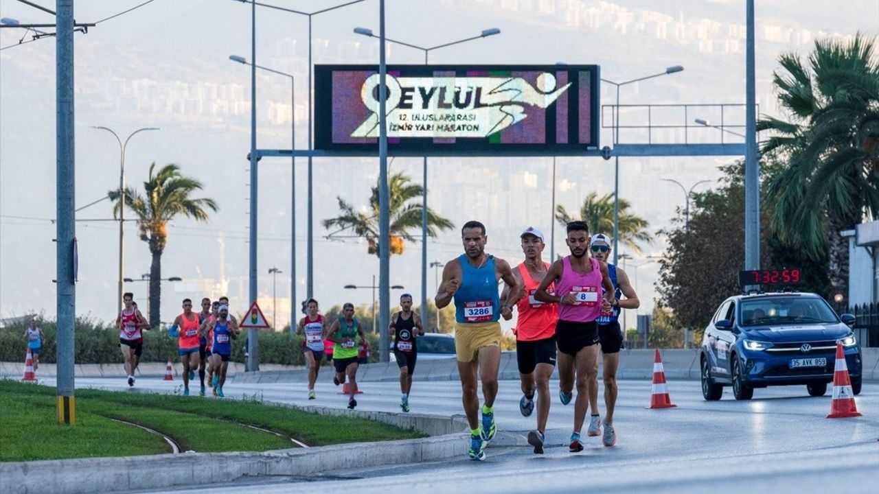 12. Uluslararası 9 Eylül İzmir Yarı Maratonu'nda Kenyalı ve Fransız Atletler Zafer Kazandı