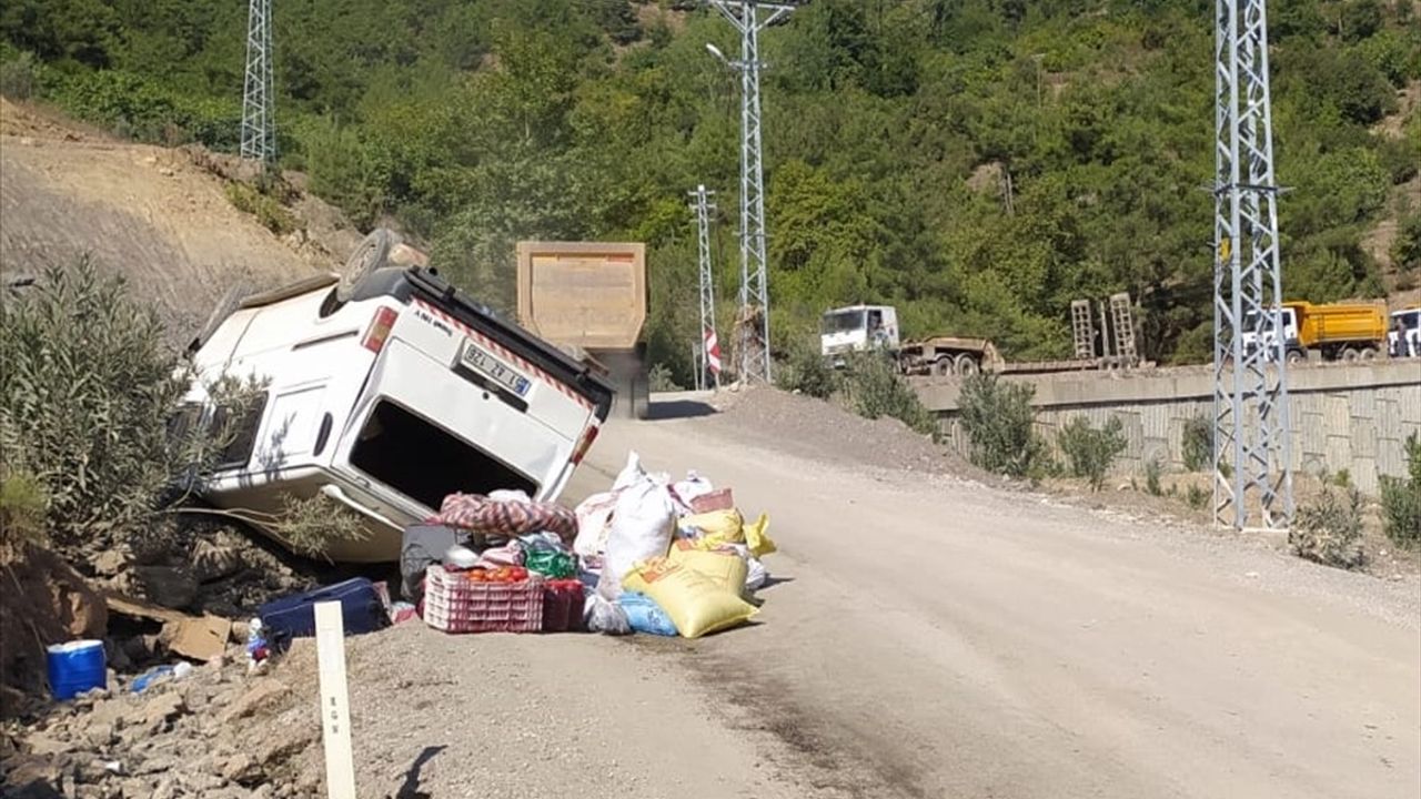 Adana'da Minibüs Devrildi: 6 Yaralı