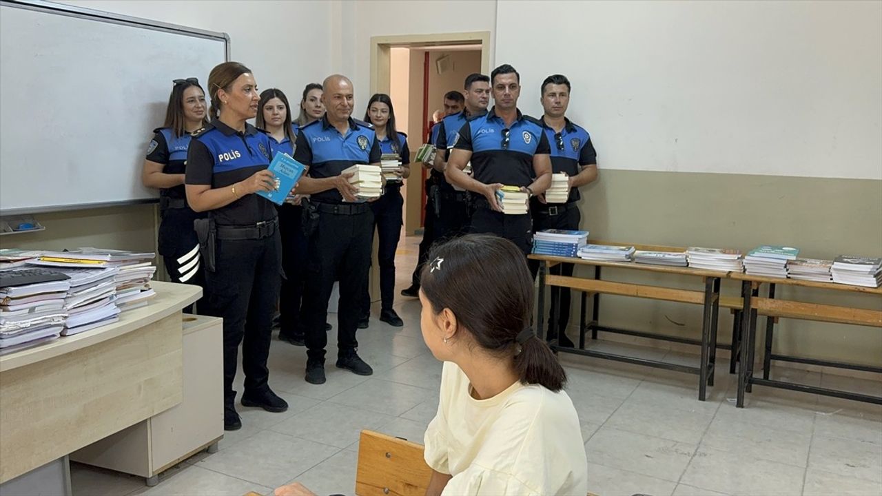 Adana'da Police Reading Event at School