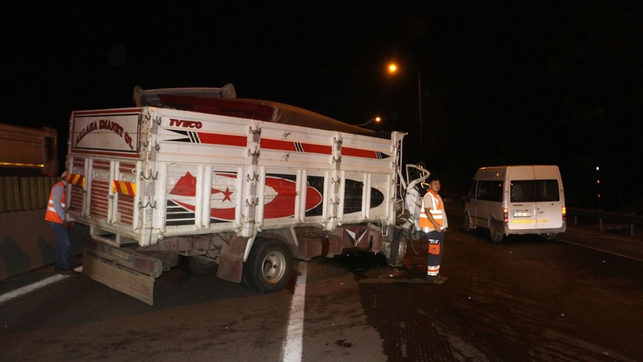 Adana'da Tır Kazası: Araç Kuyruğu 4 Kilometreye Ulaştı