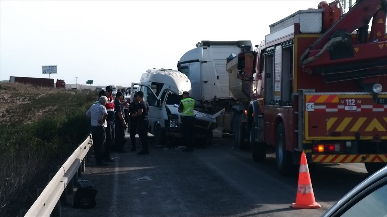 Adana'da Tır ve Servis Minibüsü Çarpıştı: 4 Ölü, 6 Yaralı