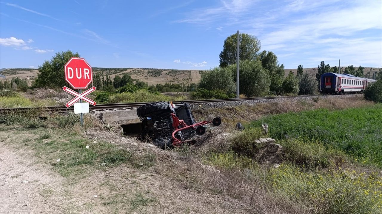 Afyonkarahisar'da Traktör Yolu Kesti, Trenle Çarpıştı