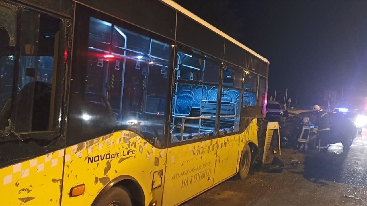 Afyonkarahisar'da Üç Araçlı Trafik Kazası: 1 Ölü, 7 Yaralı