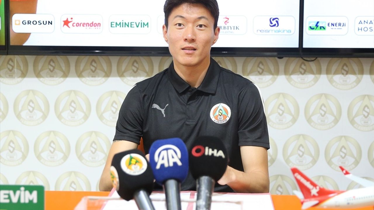 Alanyaspor'dan Hwang İçin İmza Töreni: Yeni Sezona Hedeflerle Başlıyor