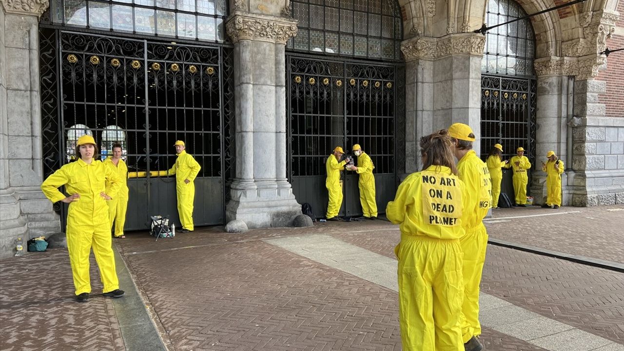 Amsterdam'da İklim Aktivistleri Rijksmuseum'u Kapattı