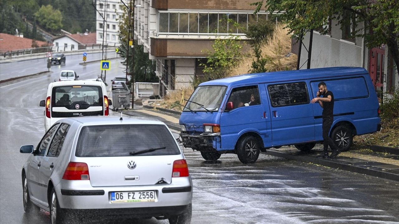 Ankara'da Minibüs Kayalıklara Çarptı