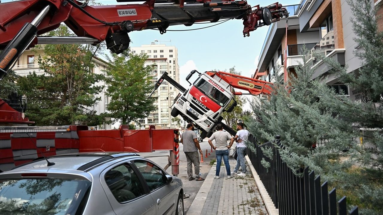 Ankara'da Vinç Yan Yattı