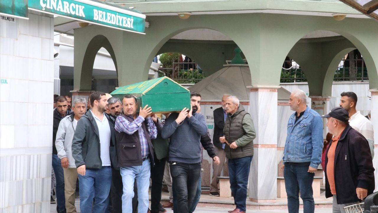 Antalya'da Bıçaklı Kavga Sonucu Genç Hayatını Kaybetti