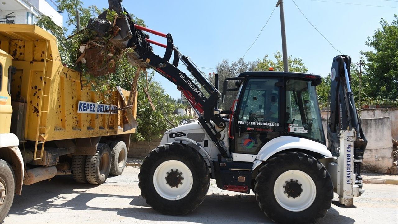 Antalya'da Gecekondudan 14 Kamyon Çöp Temizlendi