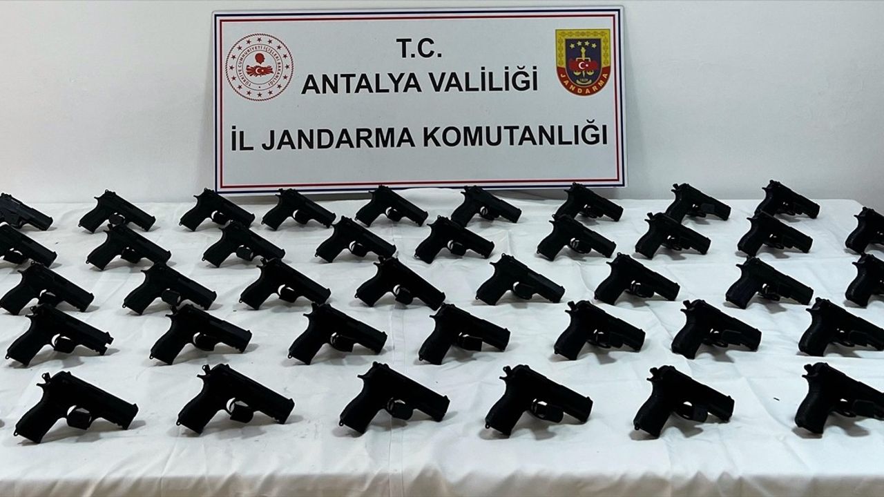 Antalya'da Silah Kaçakçılığı Operasyonu: 1 Tutuklama ve 45 Tabanca Ele Geçirildi