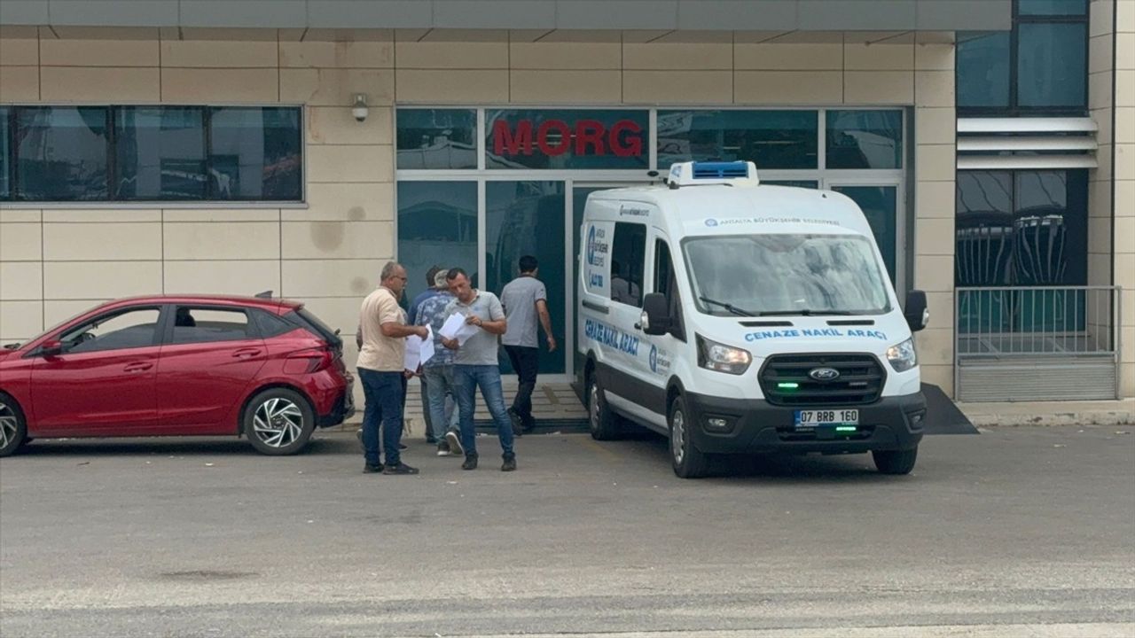 Antalya'da Trafik Kazası: 3 Kişi Hayatını Kaybetti