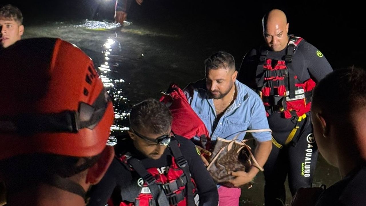 Antalya'da Yükselen Su Seviyesi, Mahsur Kalan Aileyi Kurtardı