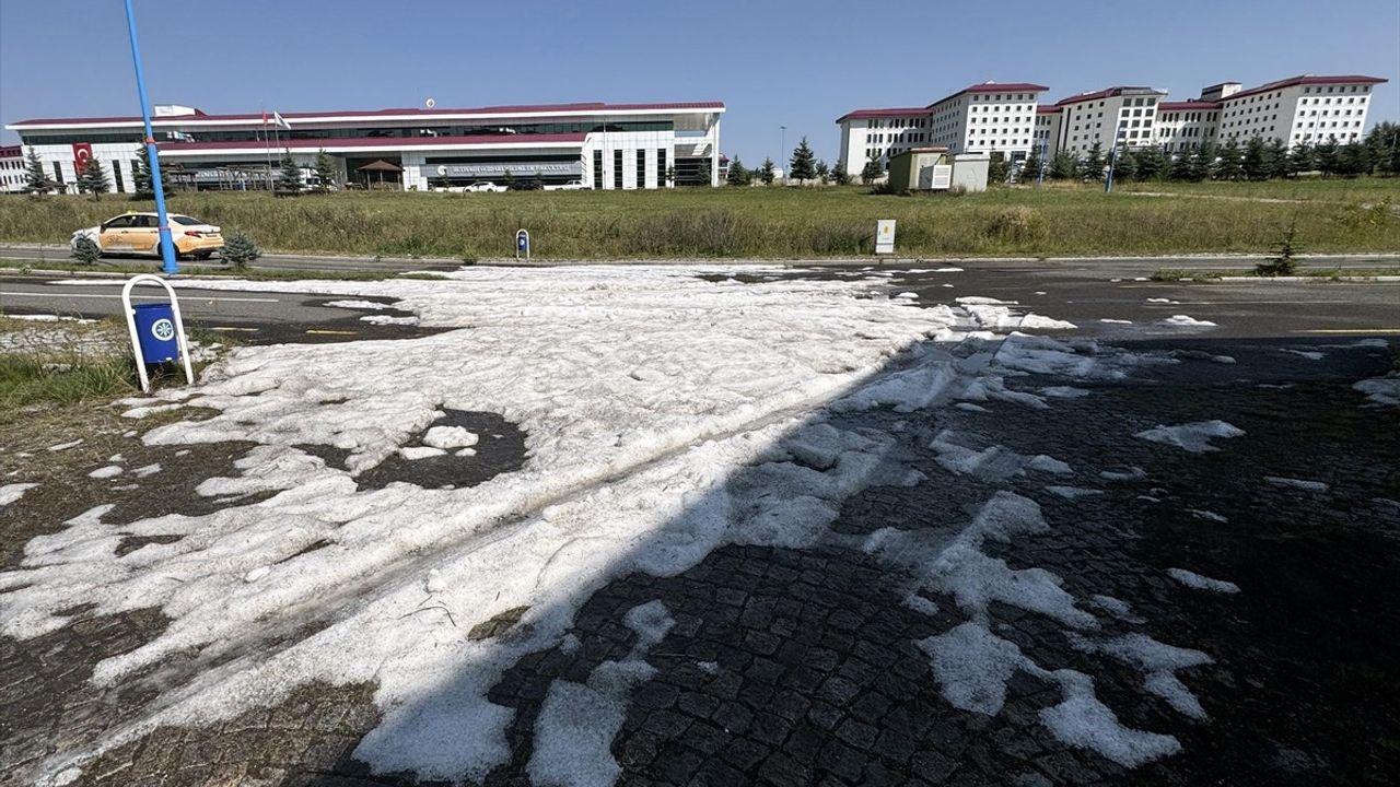 Ardahan'da Gece Dolu Yağışı, Güneşe Rağmen Erimedi