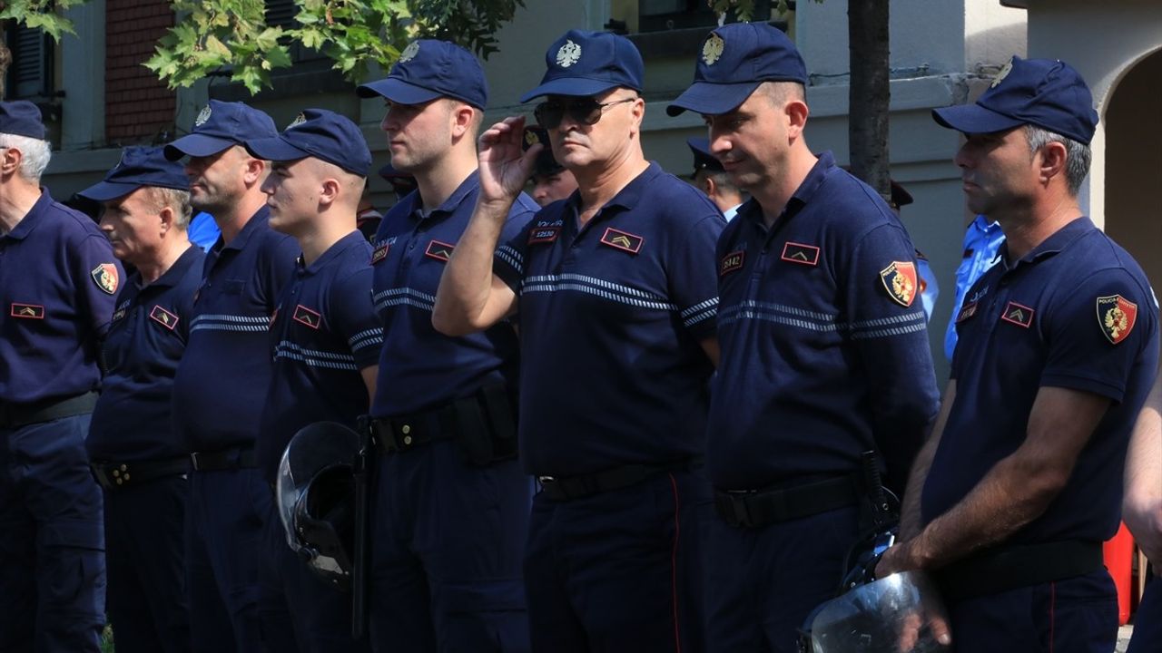 Arnavutluk'taki Protestolar Devam Ediyor: Belediye Başkanı Veliaj'a İstifa Çağrısı