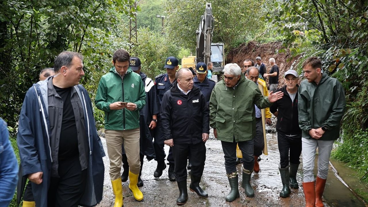 Artvin'de Heyelan Sonrası 32 Köy Yolu Tekrar Ulaşımda