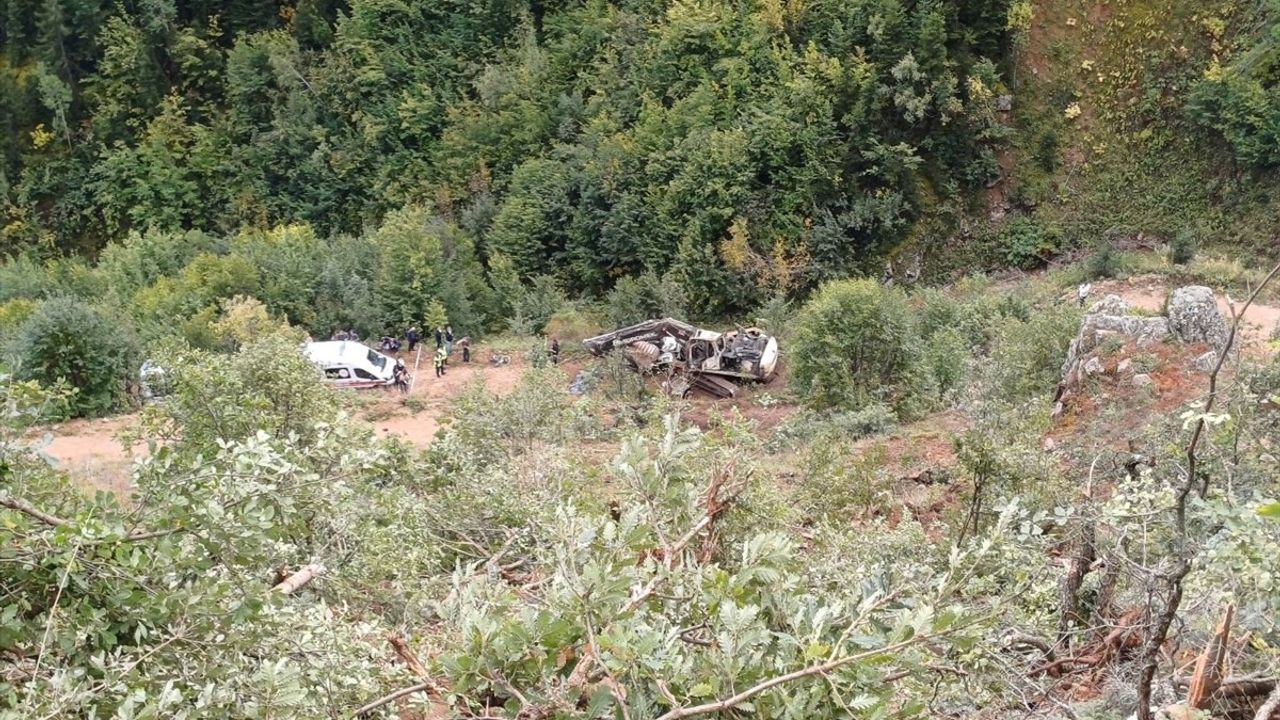 Artvin'de İş Makinesi Taşıyan Kamyon Uçuruma Devrildi, 2 Kişi Hayatını Kaybetti