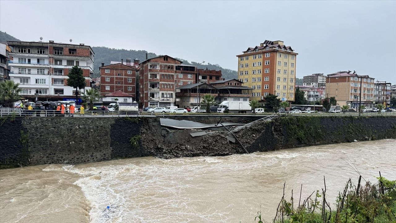 Artvin-Hopa Kara Yolunda Şiddetli Yağış Nedeniyle Çökme