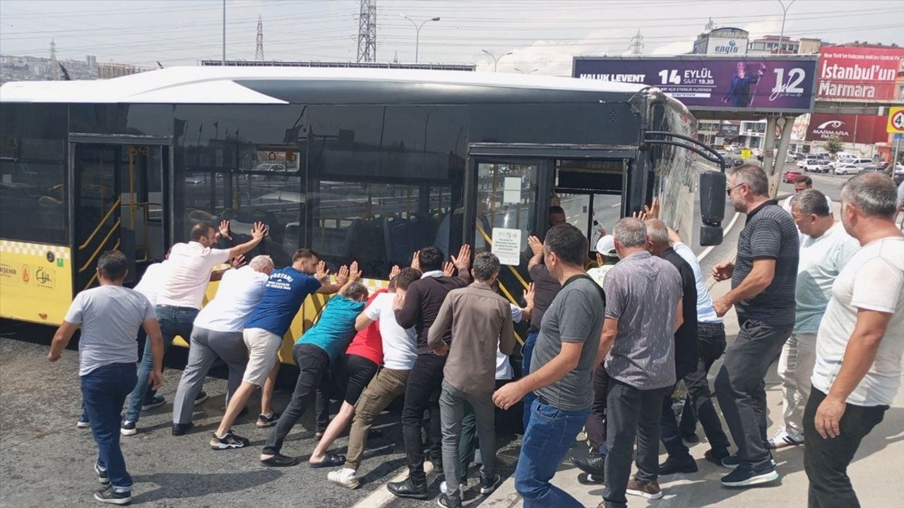 Avcılar'da İETT Otobüsü Kazası: D-100 Trafiğe Kapandı