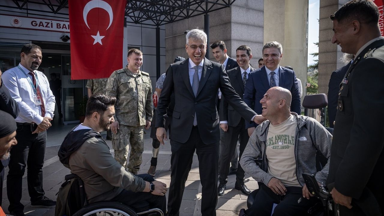 Bakan Memişoğlu Gazileri Ziyaret Ederek Moral Verdi