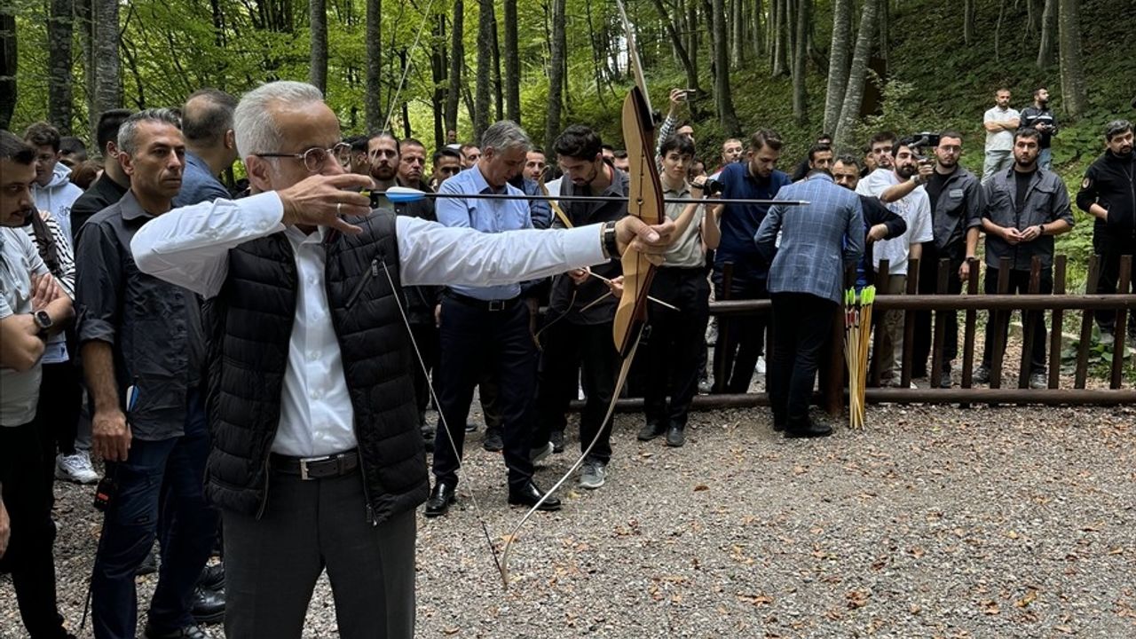 Bakan Uraloğlu, Kocaeli'de Gençlerle Buluştu: Sosyal Medyanın Etkileri ve Ulaşım Yatırımları