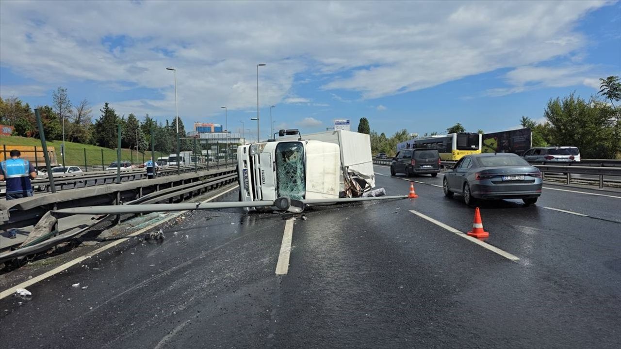 Bakırköy'de Kamyonet Kazası Trafiği Olumsuz Etkiledi