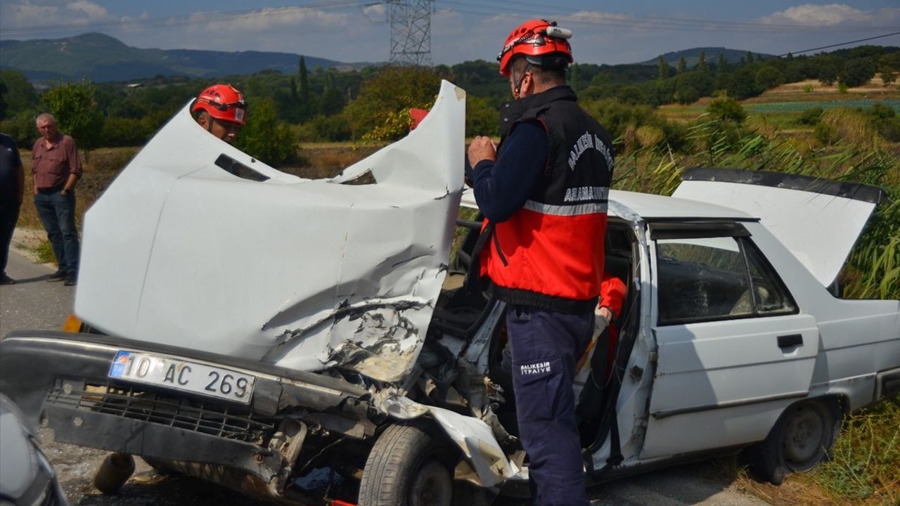 Balıkesir'de 3 Araçlı Trafik Kazası: 4 Yaralı