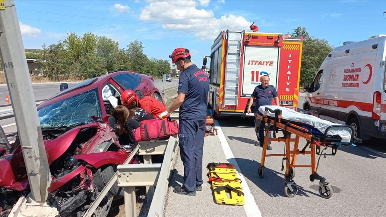 Balıkesir'de Aydınlatma Direğine Çarpan Otomobilde Can Payı