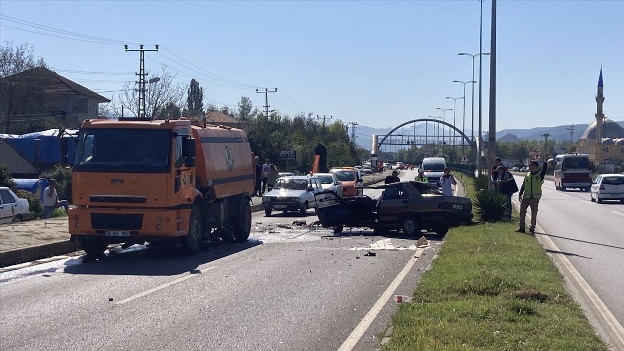 Bartın'da Temizlik Aracına Çarpan Otomobilin Sürücüsü Ağır Yaralandı