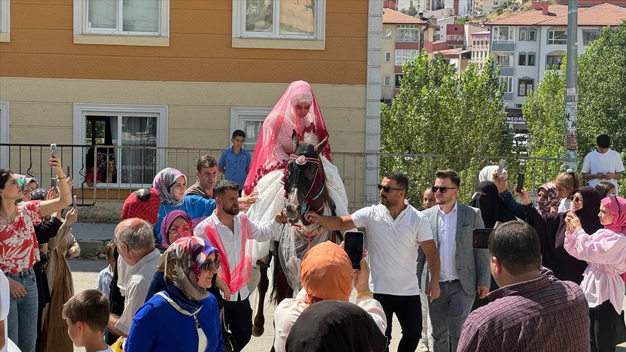 Bayburt'ta Gelin, Damat Evine At Sırtında Getirildi