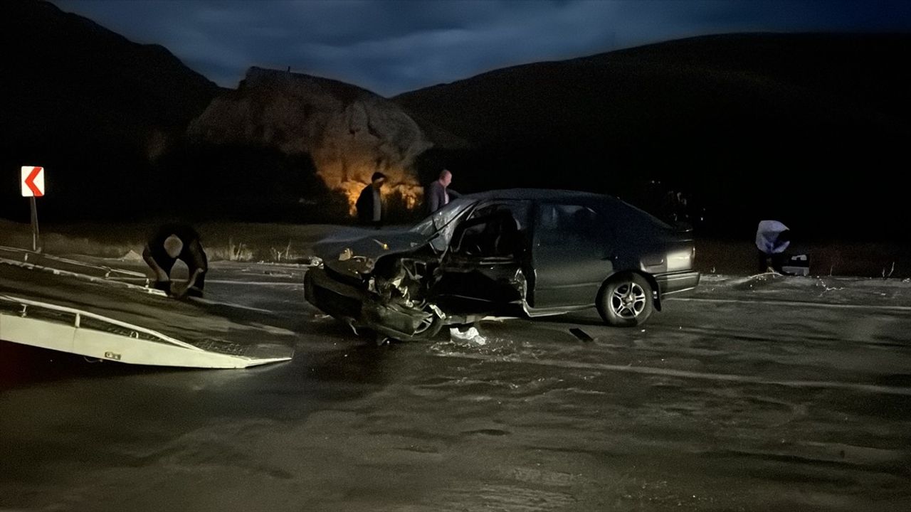 Bayburt'ta Otomobil ve Cip Çarpıştı: 1 Ölü, 2 Yaralı