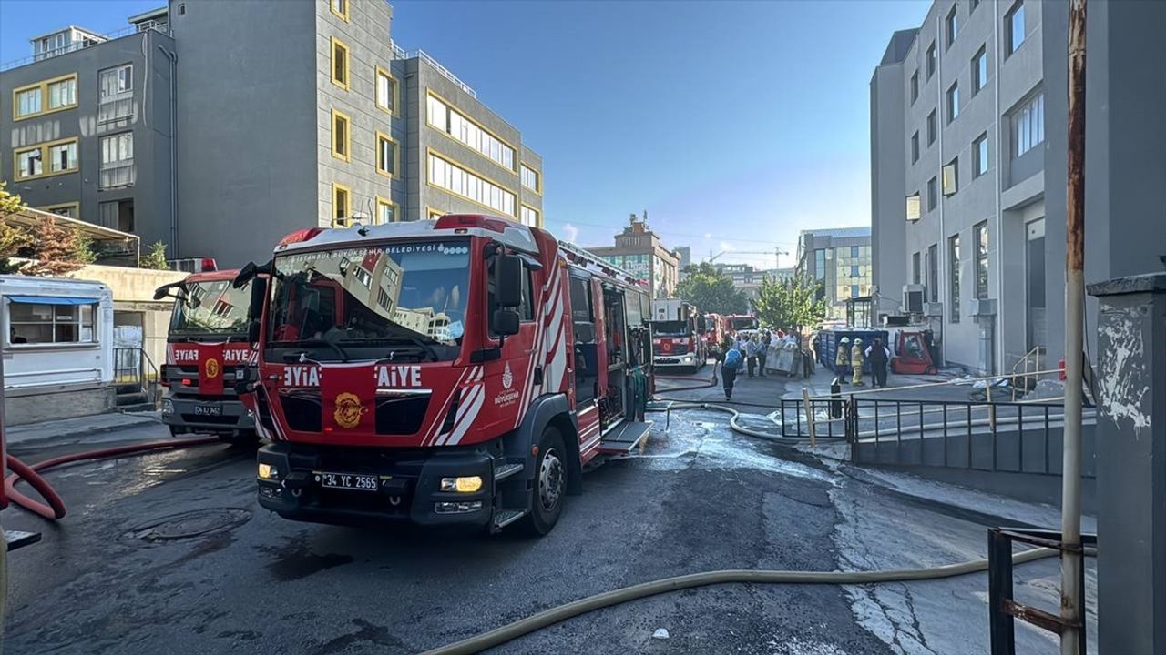 Beylikdüzü'nde Fabrikada Yangın: İtfaiye Ekipleri Müdahale Ediyor