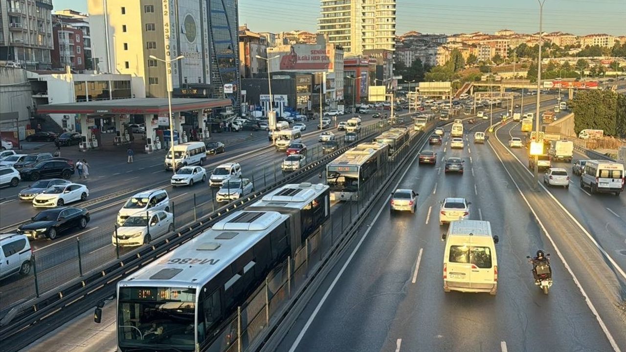 Beylikdüzü-Söğütlüçeşme Metrobüs Seferlerinde Lastik Patlaması