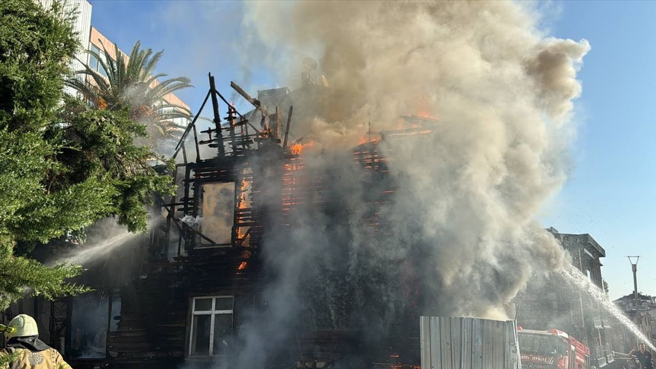 Beyoğlu'ndaki Metruk Bina Yangınına Müdahale Ediliyor