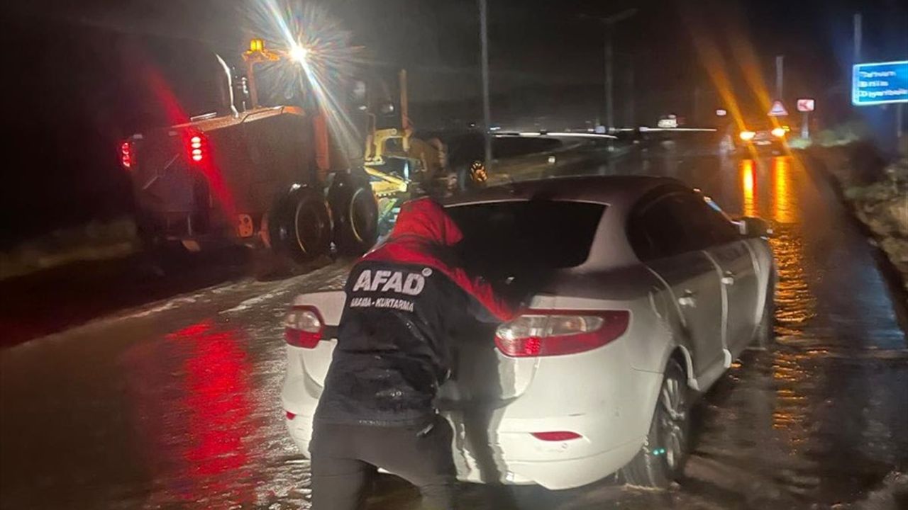 Bitlis'te Sağanak Yağış Ulaşımı Zorlaştırdı