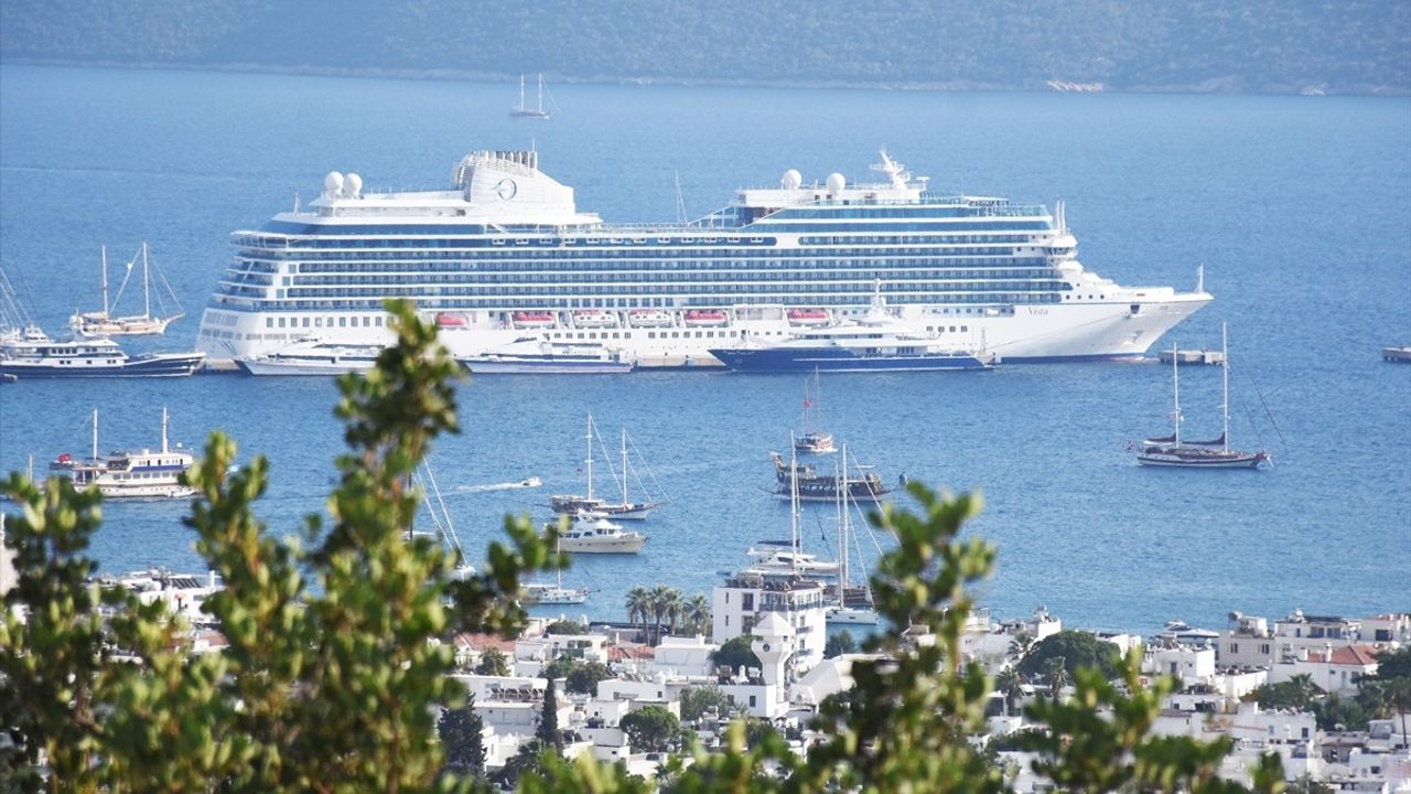 Bodrum'a 1156 Yolcu Taşıyan Vista Kruvaziyeri Geldi