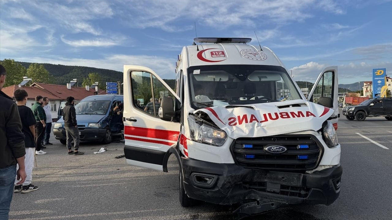 Bolu'da Ambulans ile Hafif Ticari Araç Çarpıştı: 1 Yaralı