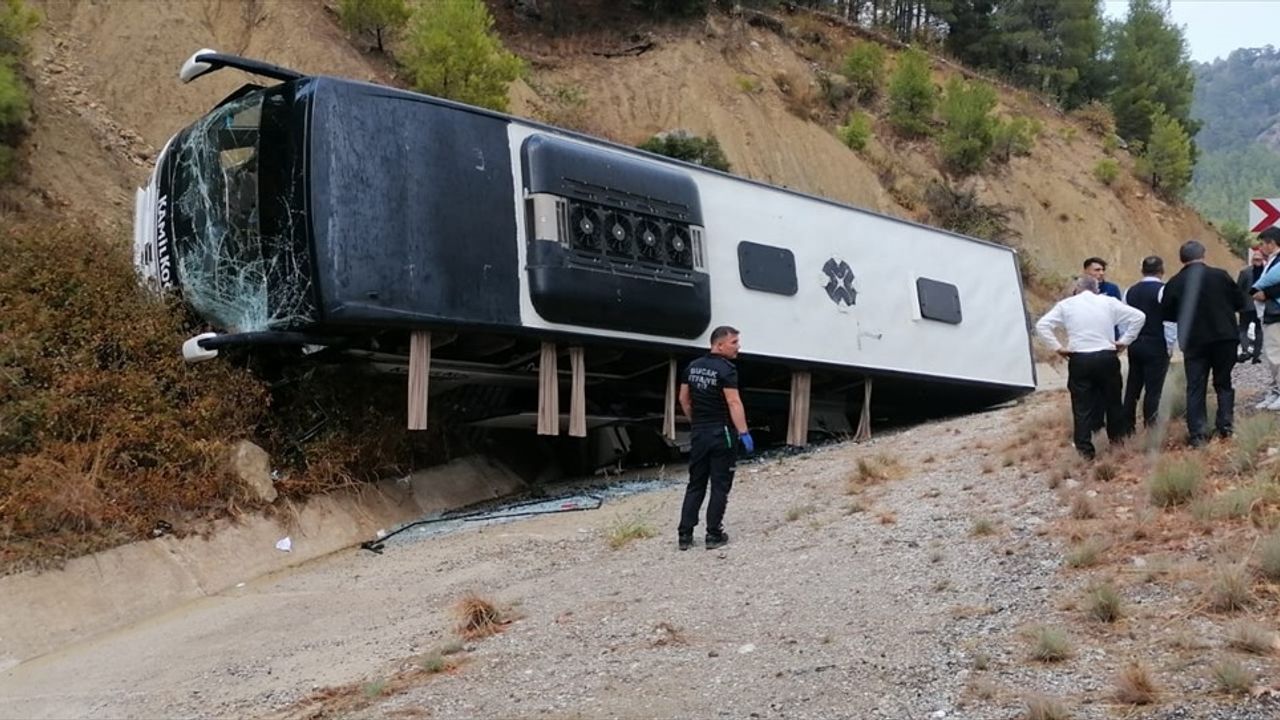 Burdur’da Yolcu Otobüsü Tıra Çarptı: 8 Yaralı