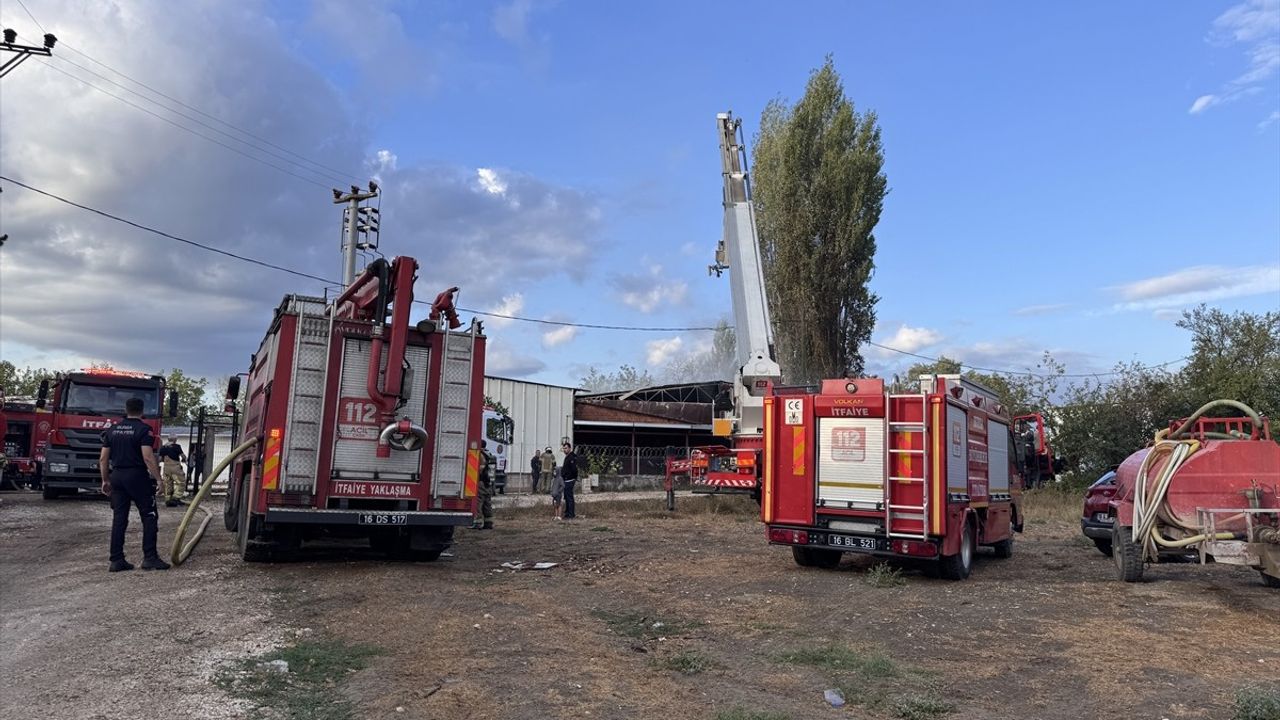 Bursa'da Geri Dönüşüm Tesisinde Yangın Söndürüldü