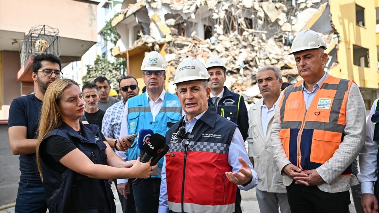 Büyükçekmece'de Riskli Bina Yıkımı ve Deniz Kabukları Ortaya Çıktı