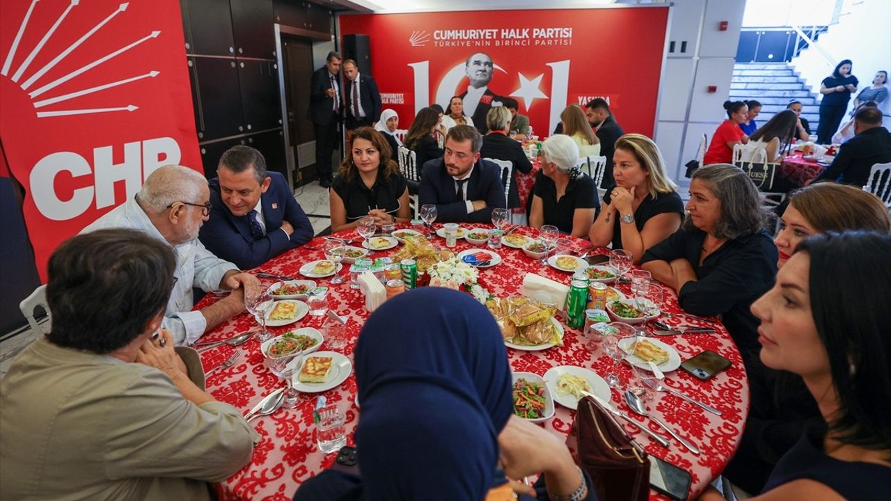 CHP Genel Başkanı Özgür Özel, Farklı Ailelerle Bir Araya Geldi