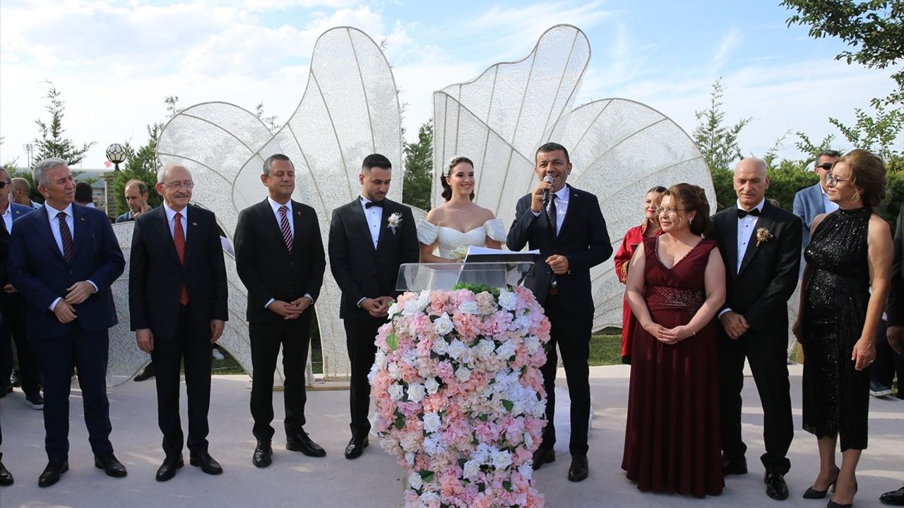 CHP Genel Başkanı Özgür Özel, Uzun Bir Kutlama İçin Nikah Şahidi Oldu