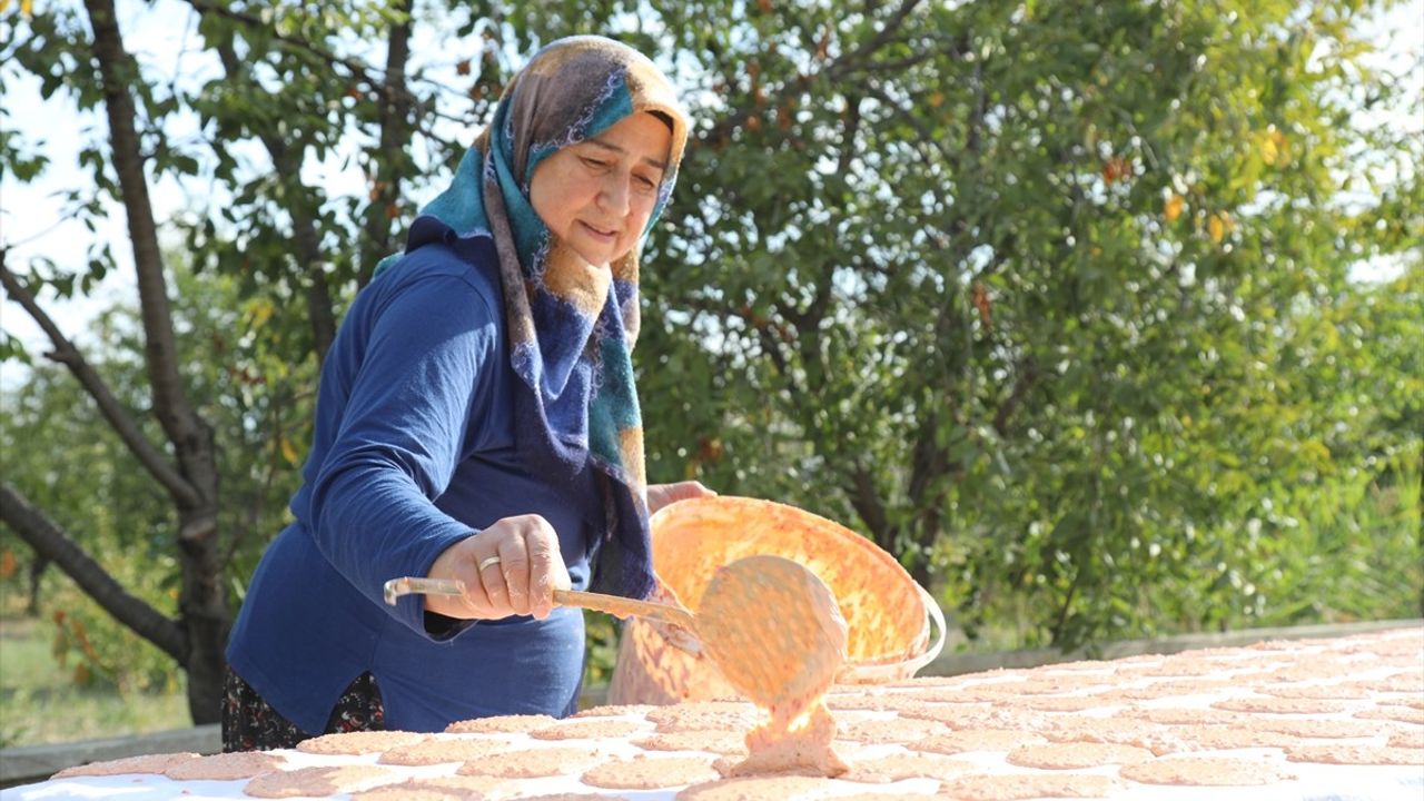 Çubuk'ta Kadınlar Tarhana Üreterek Geleceğe Destek Oluyor