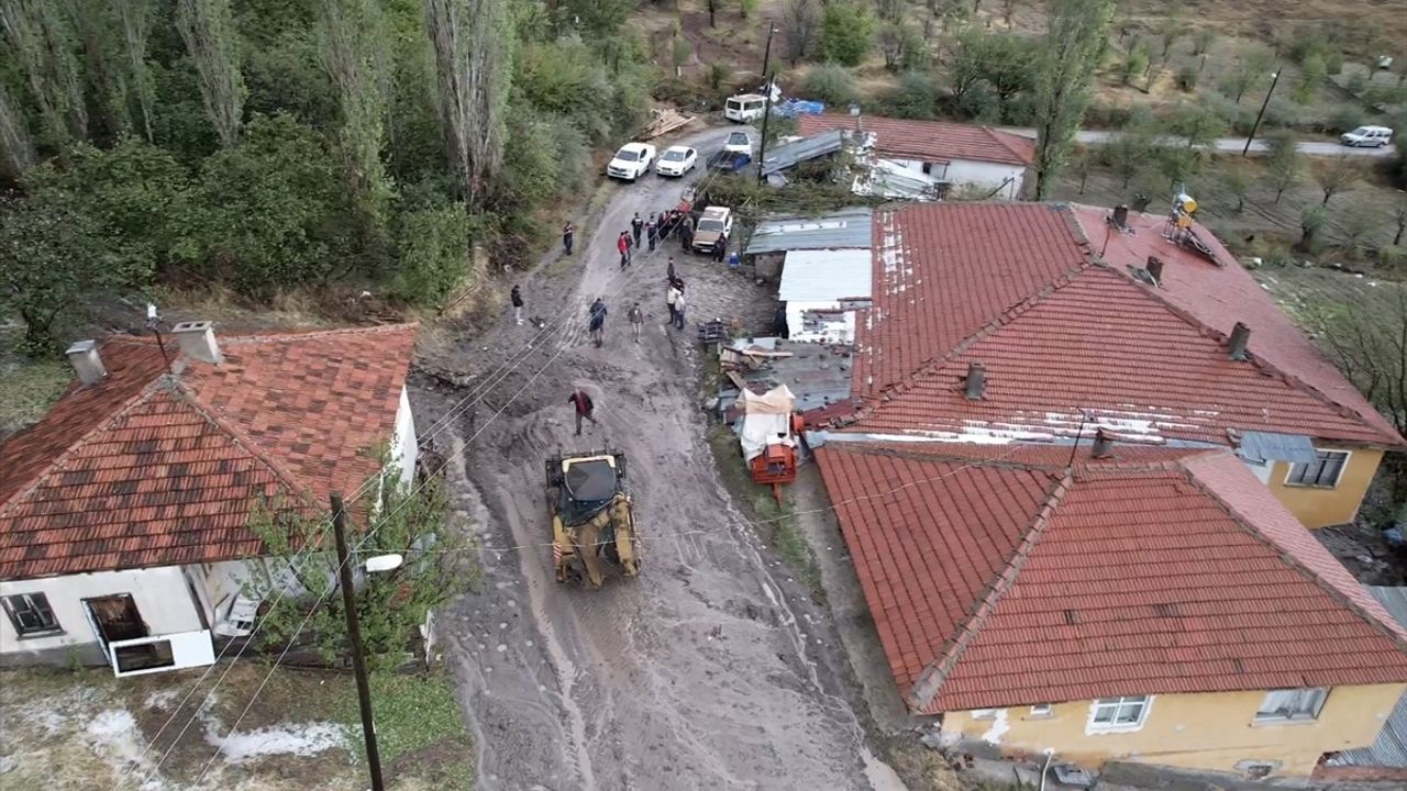 Çubuk'ta Sağanak Yağış Sel ve Su Baskınlarına Neden Oldu