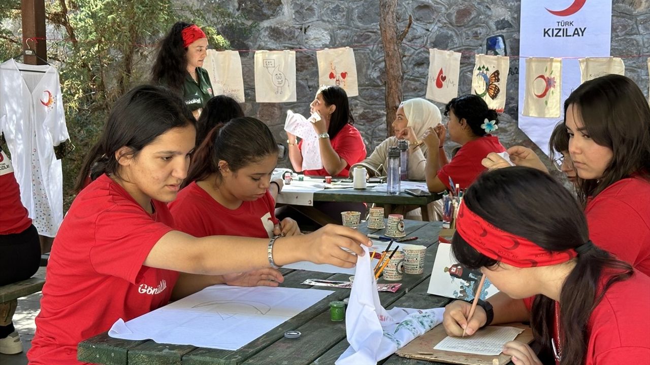 Depremzede Öğrenciler İçin Kızılay'dan Gençlik Kampı